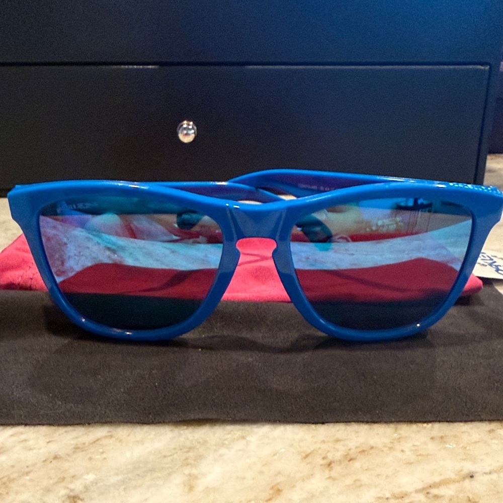 Stylish Oakley Blue Sunglasses Prizm
